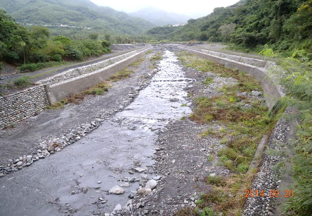 鳳凰颱風前：土坂一號橋上游溪段鳳凰颱風前溪況