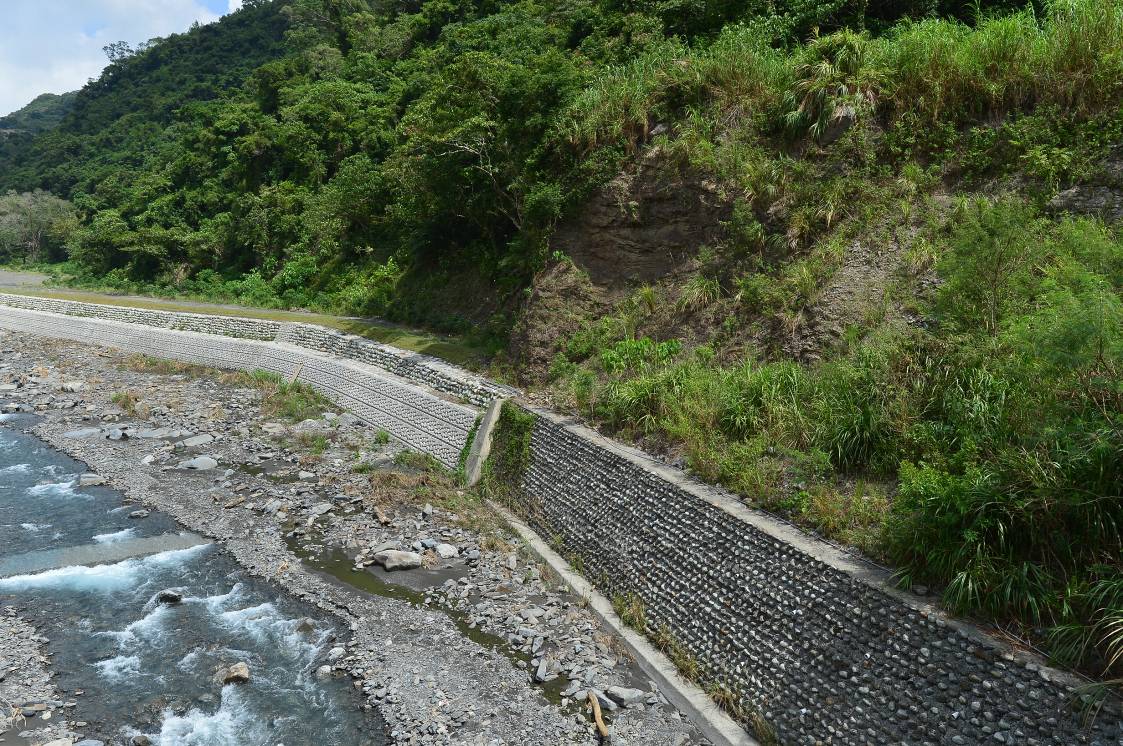 改善後：土坂一號橋前瓶頸段改善，通洪斷面加大，水流通場