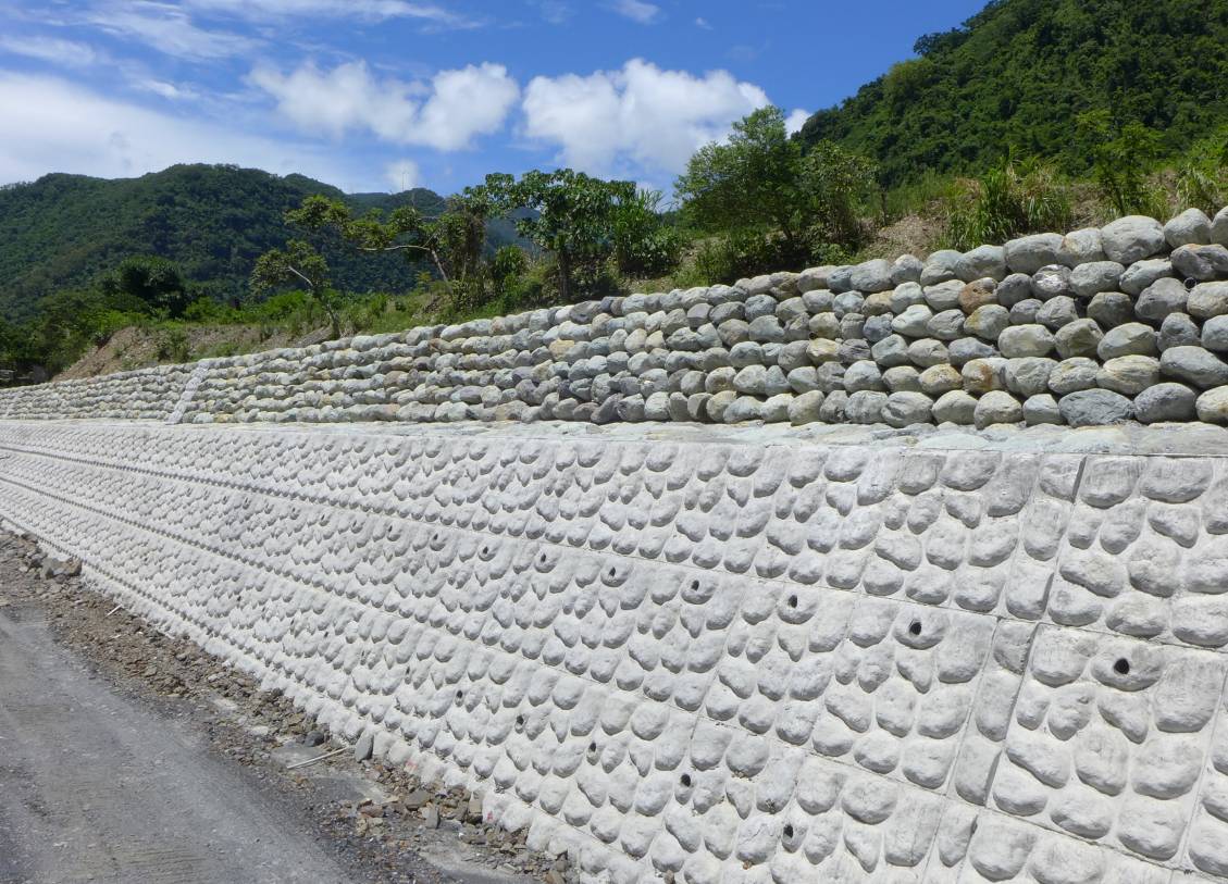 重力式護岸：重力式混凝土護岸採用造型模版，模版拼貼及洩水管規劃完善，整齊畫一