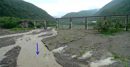 導正河水流路，使河床自然下切-清疏前，河道淤積導致流露紊亂
